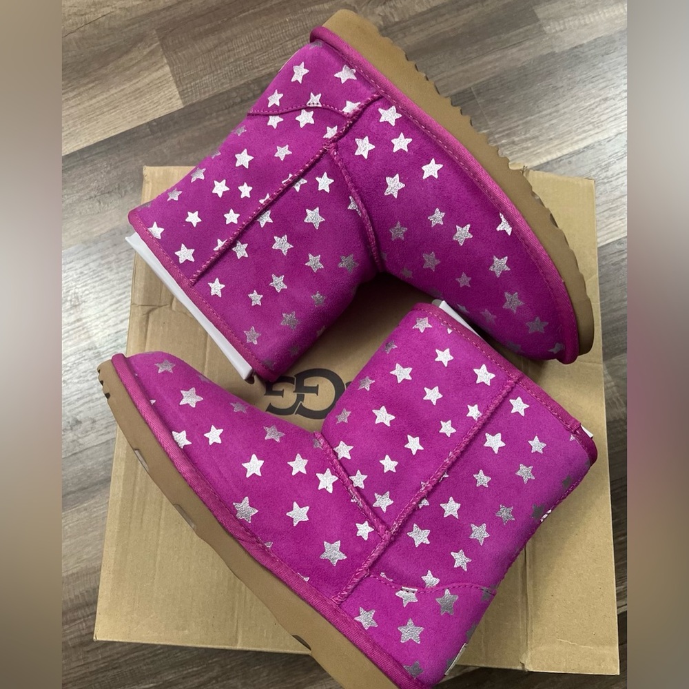 New in box ugg classic star boots 6 youth